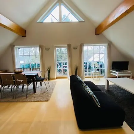 아파트 Dachwohnung Mit Wasserblick Und Eigenem Bootssteg